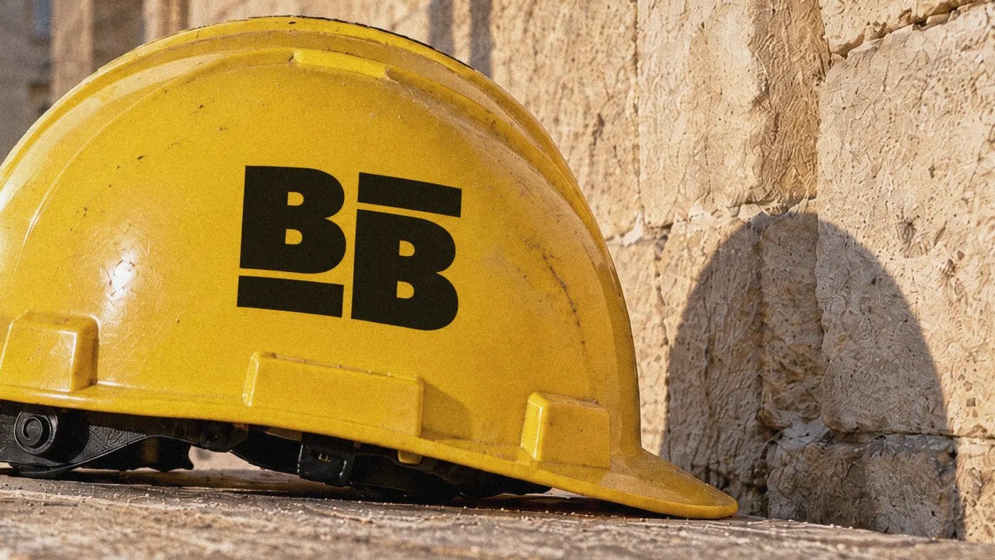 Le casque de chantier marqué BB