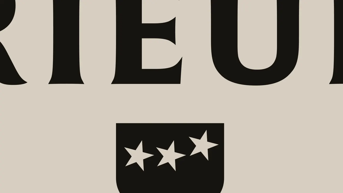 Détail du logo du Prieuré 1137, le bas des lettres et le haut du blason