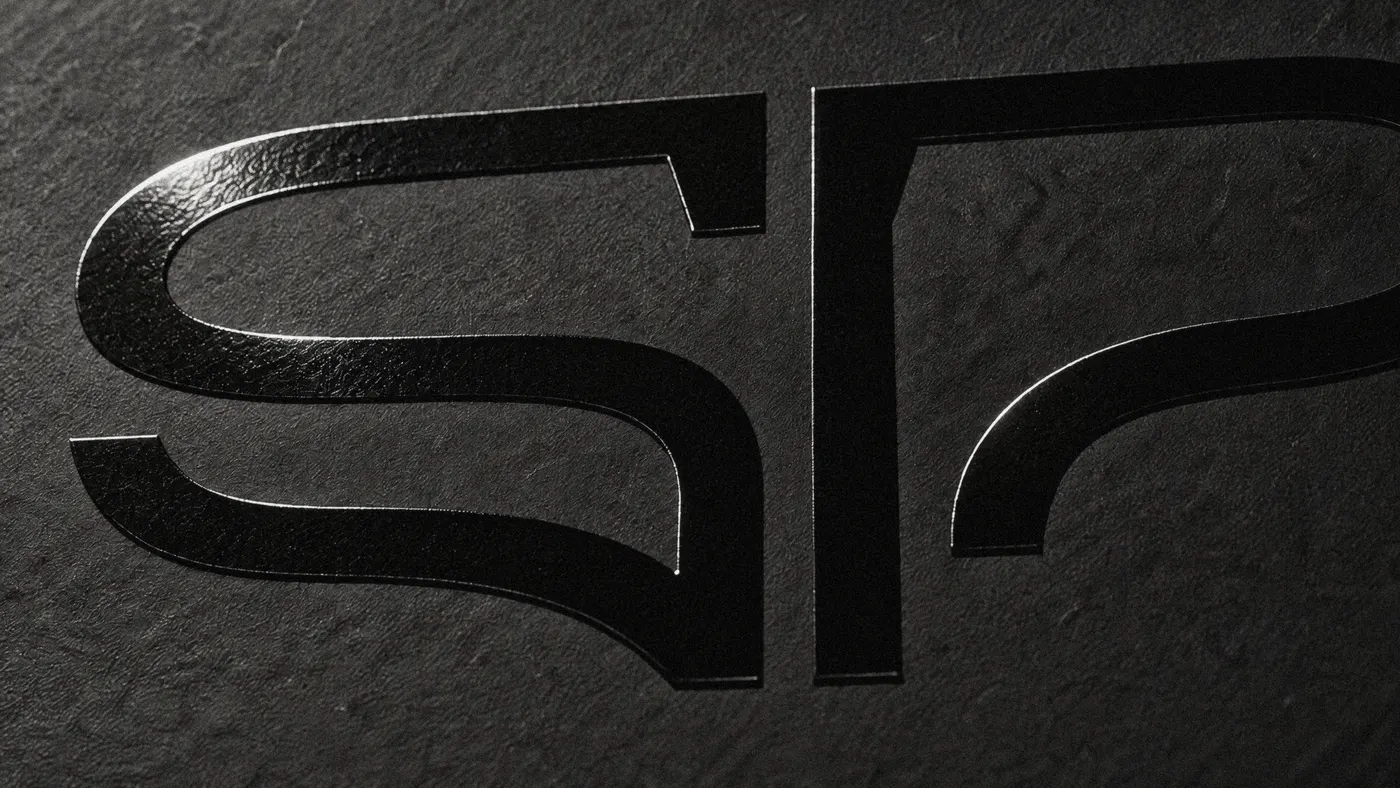 Le monogramme en vernis noir sur noir